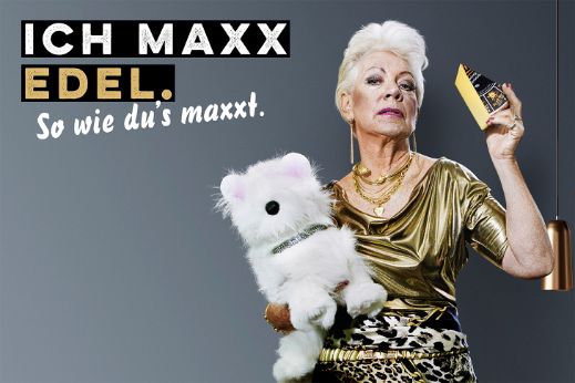 Werbesujet für den Käse «Der edle Maxx 365». Ältere Dame mit Hund und einem Käsestück in der Hand.