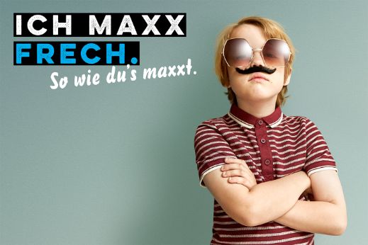 Werbesujet für «Der freche Maxx» mit Bub, der eine grosse Sonnenbrille und einen aufgeklebten Schnurrbart trägt.