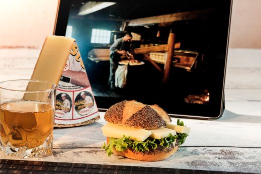 Food-Fotografie mit Käsermeister-Käse und einem Glas Apfelsaft.