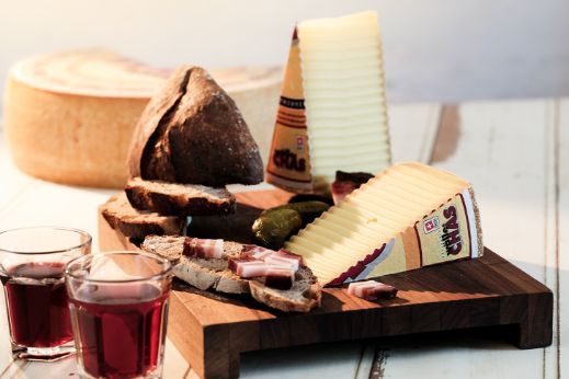 Food-Fotografie mit Käselaib Wällechäs rezent und Speckbrot.