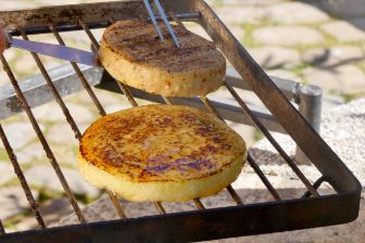 Grillkäse der Käserei Studer wird auf einem Rost gegrillt.