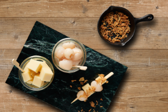 Käse mit Litschi als Aperitif 
