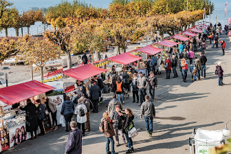 Cheese-Festival Rapperswil-Jona mit Markständen und Besucher:innen