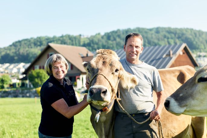 Milchbauer Urban Weber mit Frau und Kuh