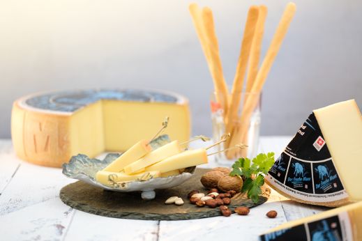 Apéro mit grossem Käselaib Der freche Maxx im Hintergrund