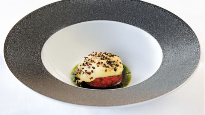 Käsegericht Tartar vom Black Angus Rind mit Rapsody Käse 