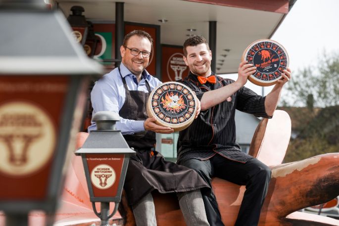 Kilian Arnold (Geschäftsführer Käserei Studer) und Lukas Wattinger (Ochsen Metzgerei Wattinger) präsentieren die neuen Grillkäse «Der scharfe Maxx» und «Füürtüfel».