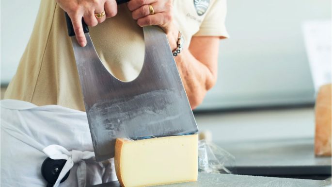 Swiss cheese made in Thurgau wird portioniert