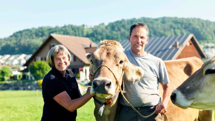 Schweizer Milchbauern aus der Ostschweiz mit zwei Kühen