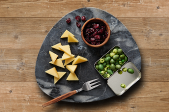 Snack für Käseplatte, Käse mit Wasabi und Cranberry