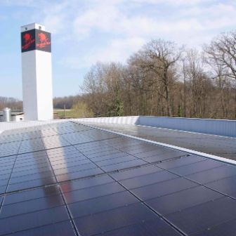 Stromproduktion mit Photovoltaik-Anlage für die Herstellung der Käse