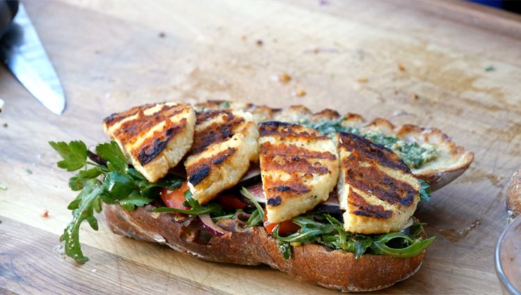 Mediterranes Sandwich mit Grillkäse «Der scharfe Maxx»