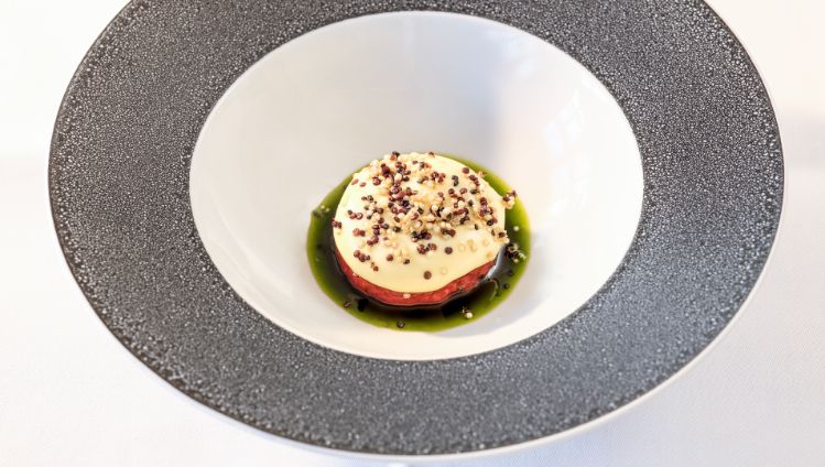 Käsegericht Tartar vom Black Angus Rind mit Rapsody Käse